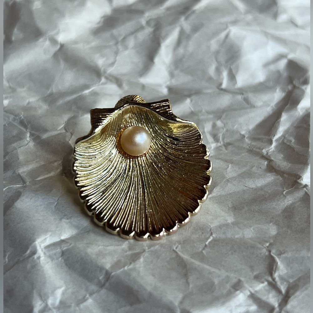 vintage gold toned clam shell brooch with faux pearl
